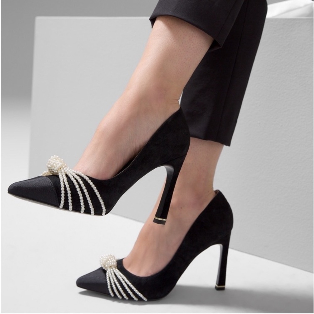 White House Black Market Pearl Knot Pointed Toe High Heel Pump Size 7.5